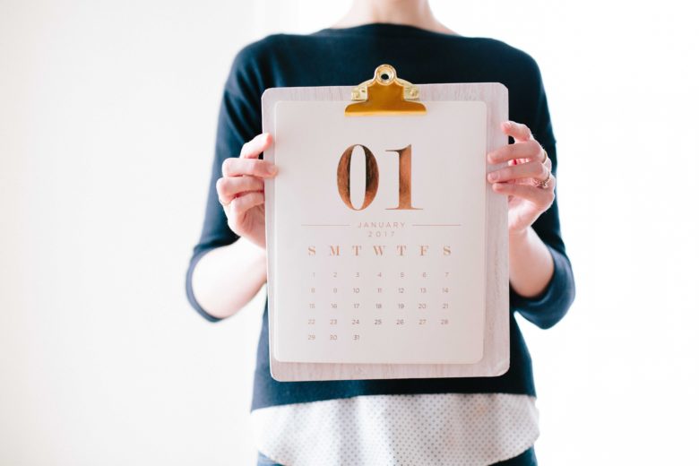 kobieta trzymajaca kalendarz na styczeń noworoczne postanowienia